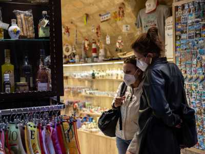 Tra di loro c�� la 25enne polacca Agata impegnata con una sua amica nella scelta di un souvenir